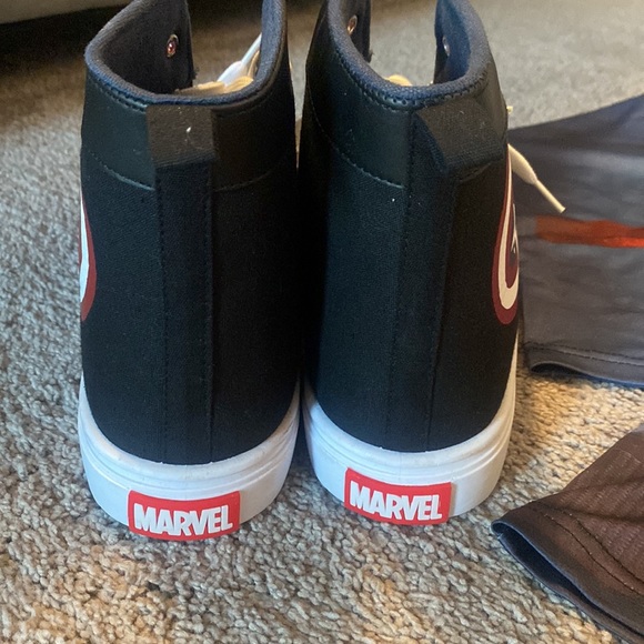 “CAPTAIN AMERICA” shoes from MARVEL with XL spandex long sleeve shirt - Picture 3 of 11